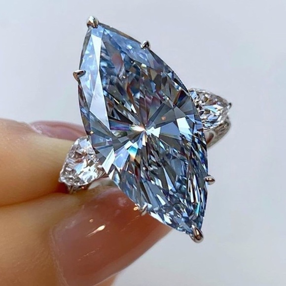 🎉🎉 Host Pick 7/22🎉 Blue Topaz with white topaz. Beautiful Ring - Picture 3 of 12